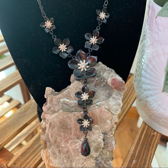 Flower drop sparkle necklace - Picture 3 of 8